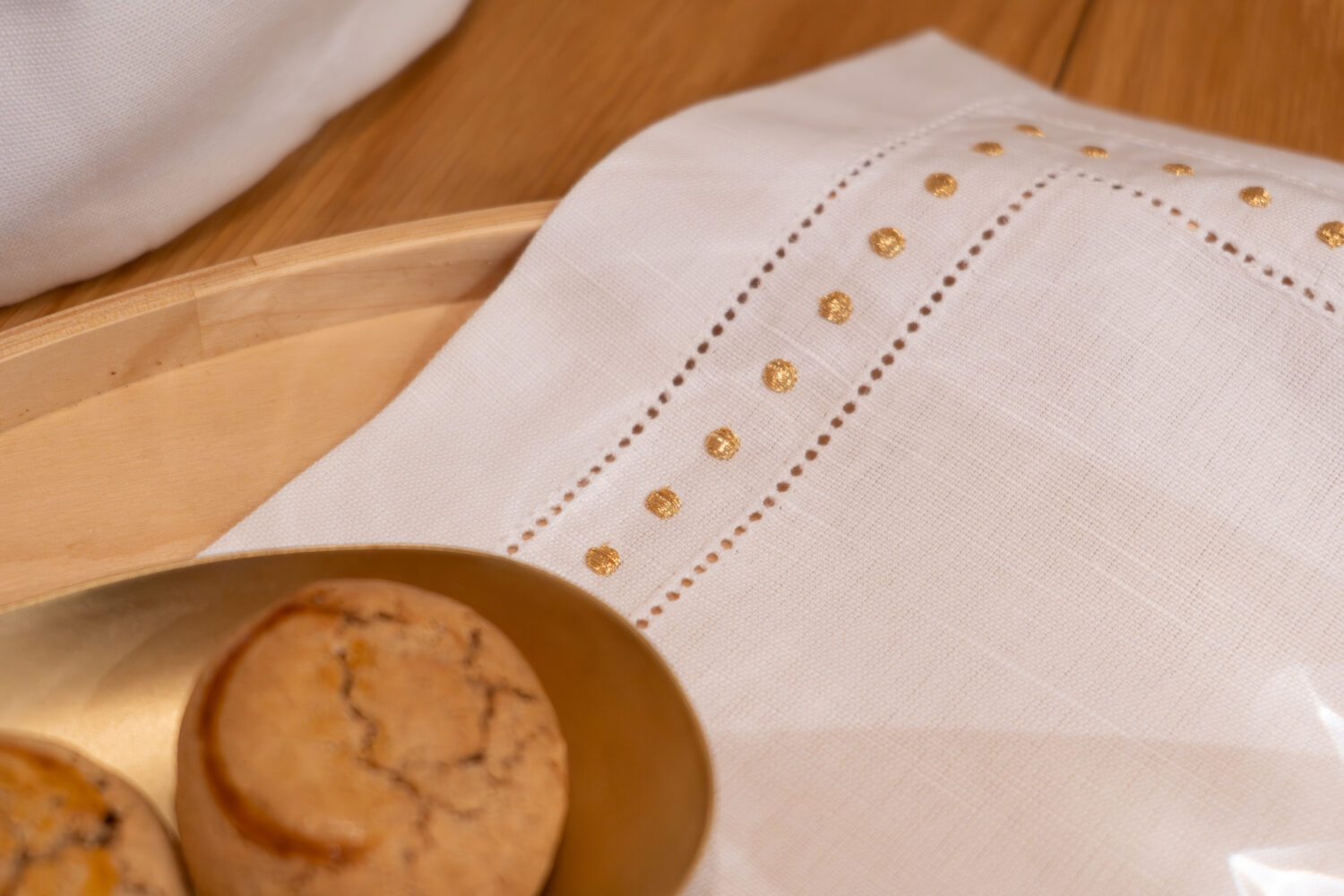 Pano de Tabuleiro Linho Bolinhas Dourado