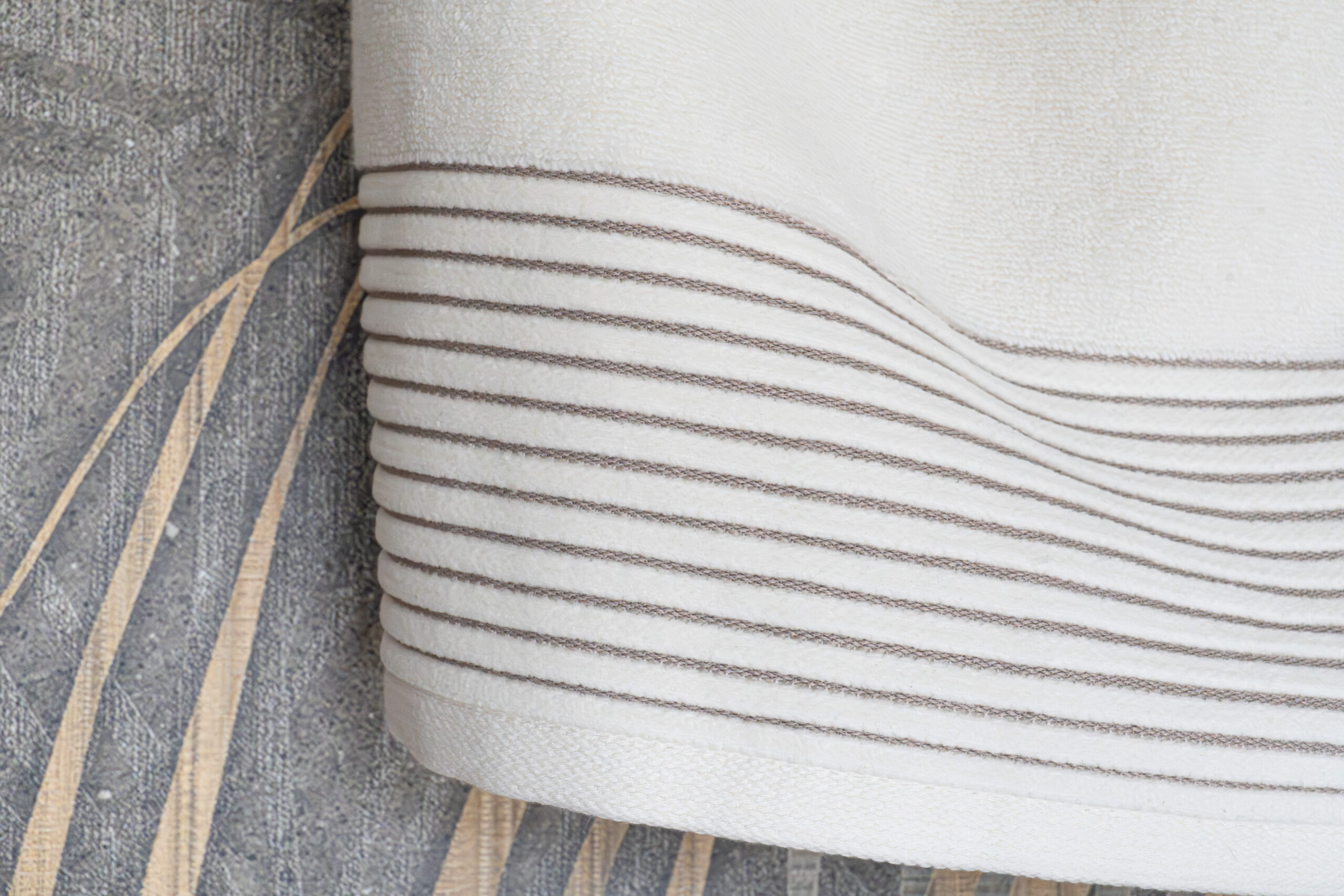 Conjunto de Banho Hisbisco Branco / Taupe - Image 2